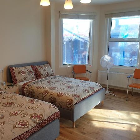 London Luxury Spacious 2 Bedroom Apartment 4 Mins From Ilford Stn. Free Parking Exterior photo