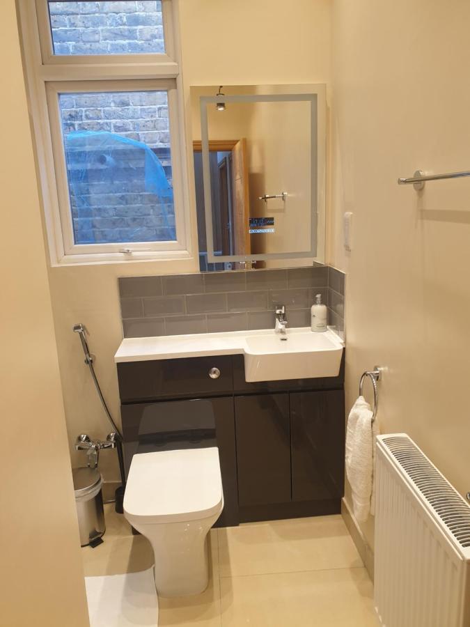London Luxury Spacious 2 Bedroom Apartment 4 Mins From Ilford Stn. Free Parking Exterior photo